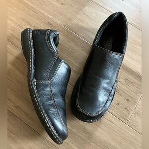 Born classic black leather Chelsea women loafer. Size 8